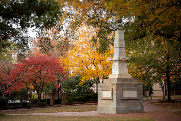 秋天树木环绕的马克西纪念碑
