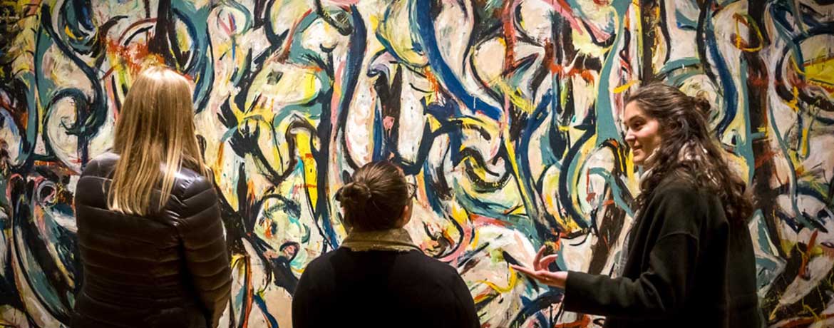 三名学生在哥伦比亚艺术博物馆检查杰克逊·波拉克的画作