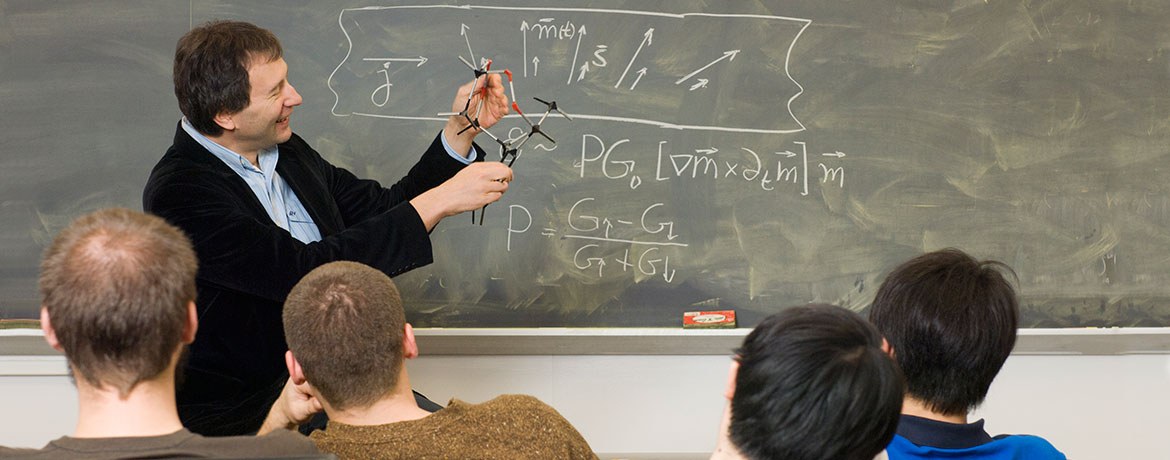 教授在黑板前给学生讲解理论