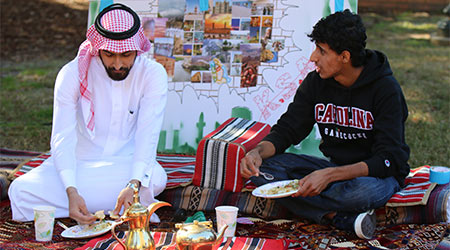 两名学生在国际学生活动上吃饭。