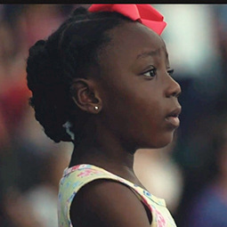 年轻的非裔美国女孩凝视着远方