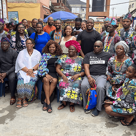 尼日利亚街头一群微笑的非洲人和非裔美国人。