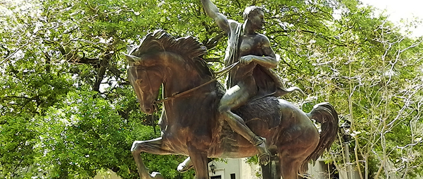 火炬手，一个手持火炬的骑马男子的青铜雕像