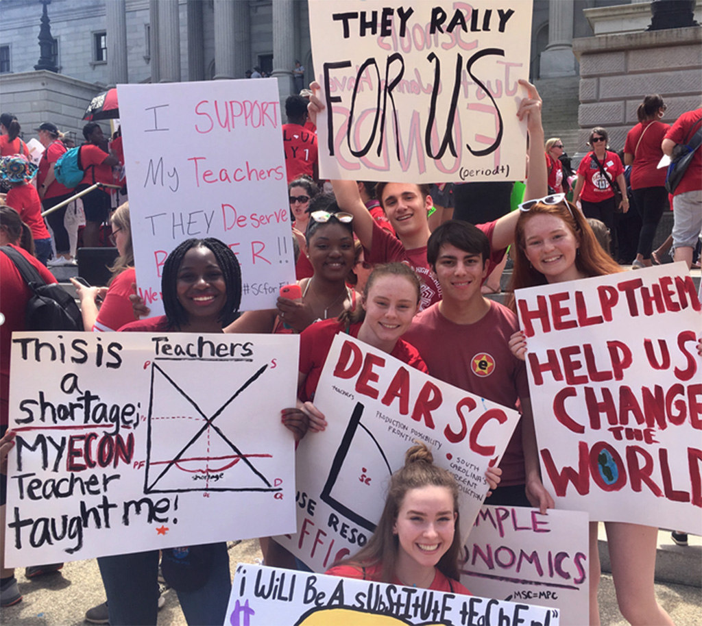 2019年5月1日，露西亚和同学们在SC for Ed的红色抗议活动中。