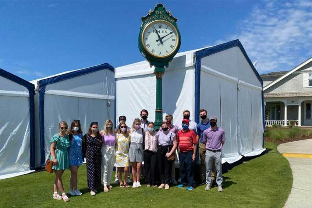 学生们独家参观了Kiawah岛高尔夫度假村的海洋球场，因为它举办了PGA锦标赛，这是他们五月旅行的一部分，专注于比赛运营。