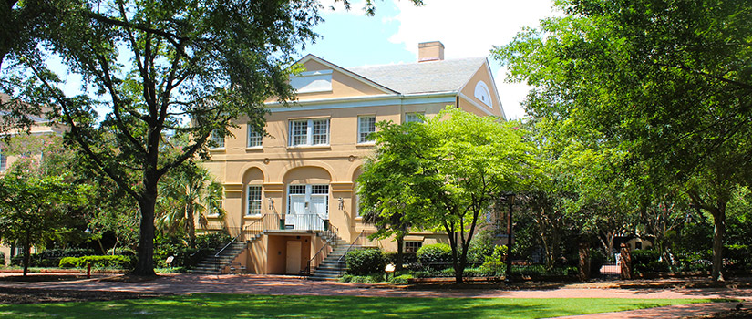 麦卡琴住宅坐落在马蹄形的葱绿草坪和老橡树的边缘，马蹄形是大学的历史中心。