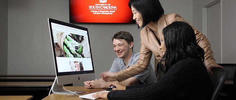 教员Jiyeon Kim演示了用于建立电子商务网站的软件技术的特点。