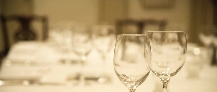 一张桌子上的水和酒杯的普通特写图像。