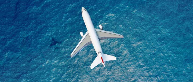 一架客机飞过蓝色海洋的照片。