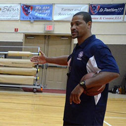 安东尼奥·格兰特在体育馆里指导篮球训练