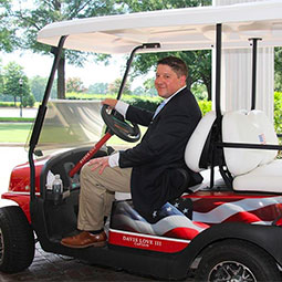 汤姆·德罗泽在鹌鹑谷高尔夫俱乐部骑着高尔夫球车
