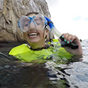 Galápagos群岛的一名学生正在享受水肺潜水。