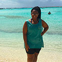 扎里亚·巴伯是一名学期的留学生，她站在阿鲁巴海滩上晶莹湛蓝的海水中