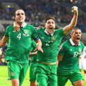 三名来自爱尔兰的职业足球运动员在进球后在场上庆祝。