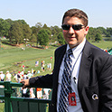 俱乐部经理汤姆·德罗泽站在北卡罗来纳州夏洛特市鹌鹑谷高尔夫俱乐部的观景台前。