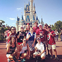 主题公园和景点俱乐部成员在神奇王国城堡参观迪士尼。
