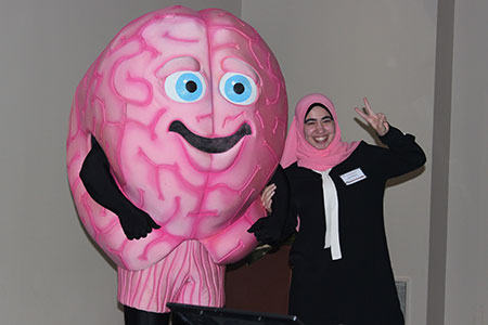 脑洞人物与一名戴粉色头巾的女子合影。