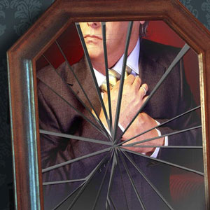一个男人一边调整领带一边看着破碎的镜子