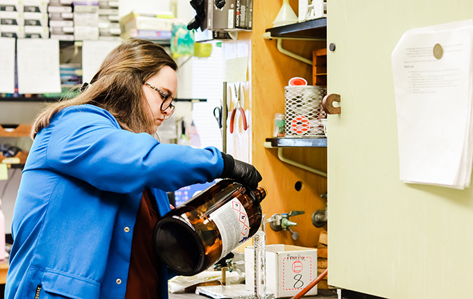 格蕾丝·塔加德在实验室混合化学物质