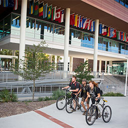 学生们在DMSB前骑自行车