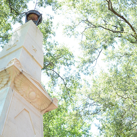 马蹄铁上春天的马克西纪念碑的照片