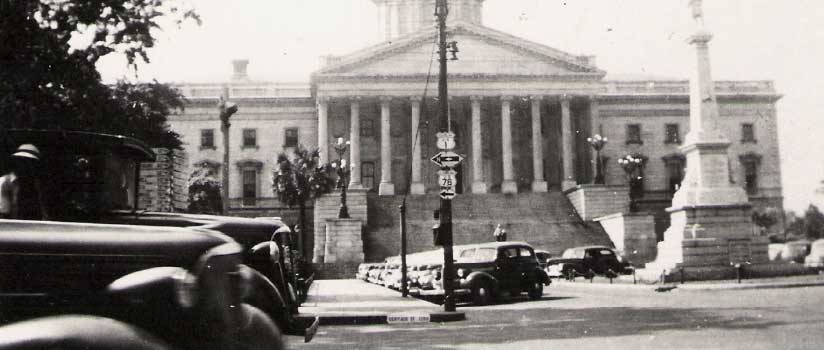20世纪40年代，从哥伦比亚南卡罗来纳州议会大厦对面的热维斯街眺望，汽车停在门前
