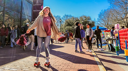 穿着旱冰鞋的学生在格林街的活动中闲逛。