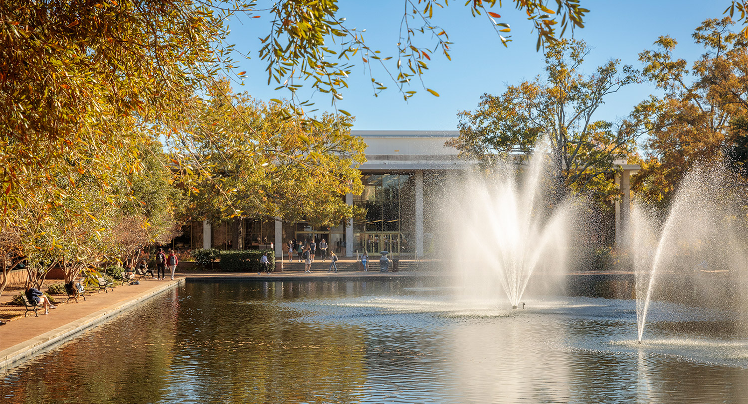 秋天的一天，托马斯·库珀图书馆前的喷泉在倒影池中流淌。