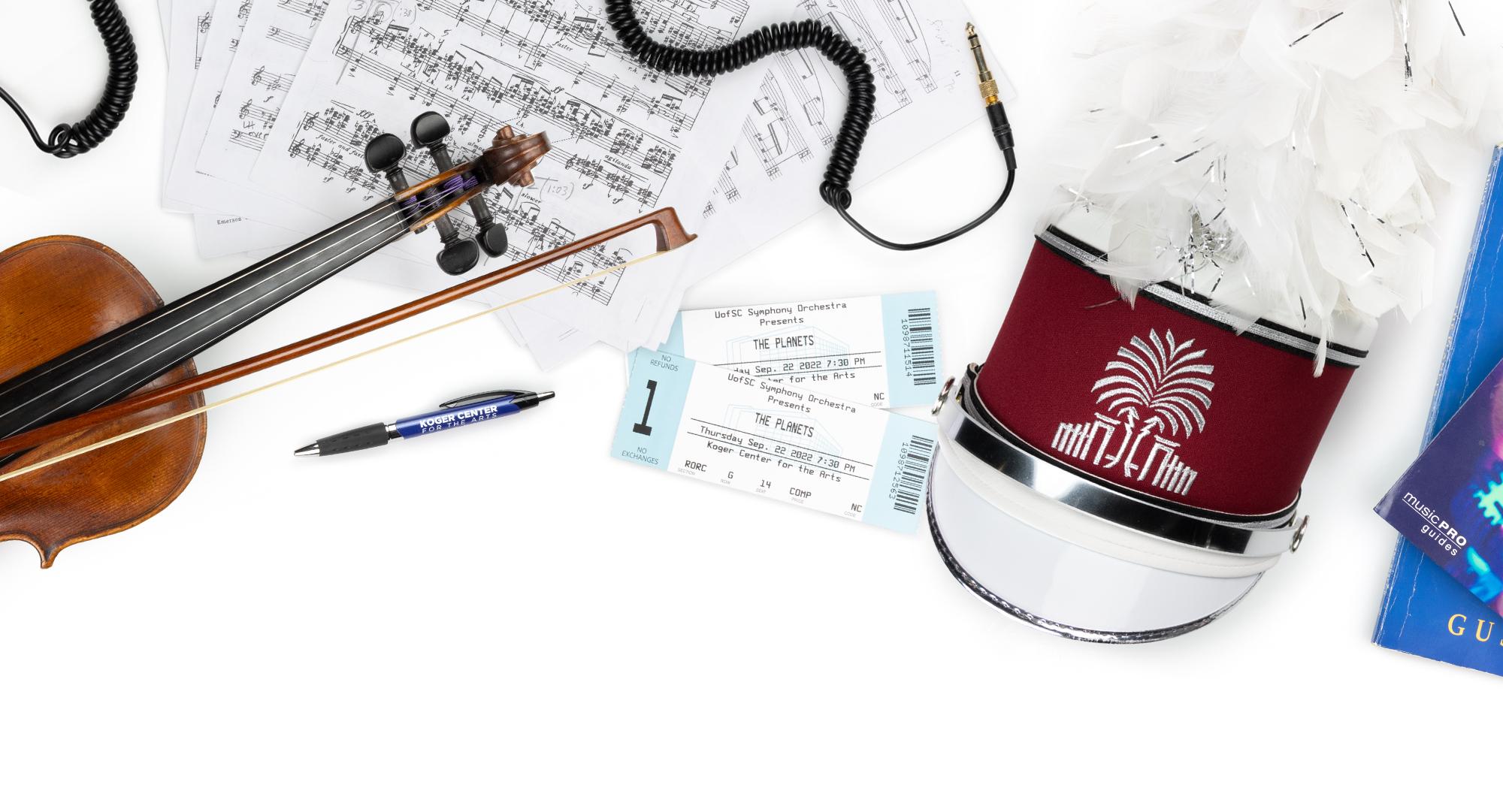 与音乐学院相关的各种物品显示在白色背景上。