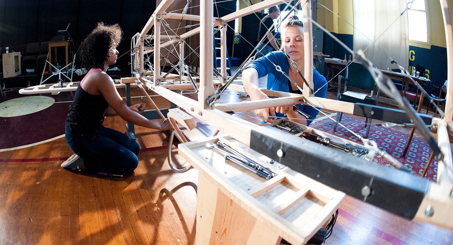 学生建造木制和金属框架的剧场布景。