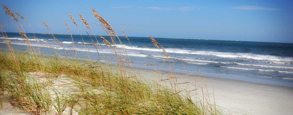 阳光明媚的一天，海浪拍打着沙丘