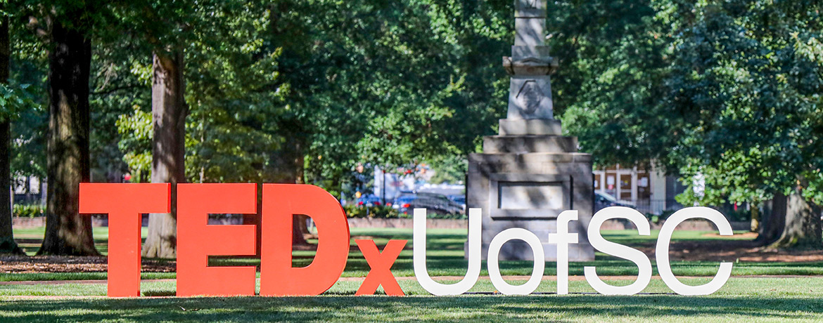TedxUofSC大字坐在历史悠久的马蹄铁砖上。