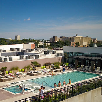 哥伦比亚大学一栋学生公寓的屋顶泳池。