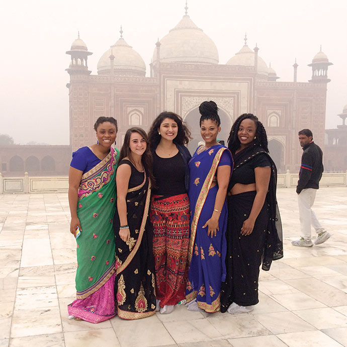 印度一群穿着文化服装的学生。
