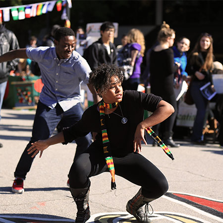 周三，两名学生在格林街上跳街舞。