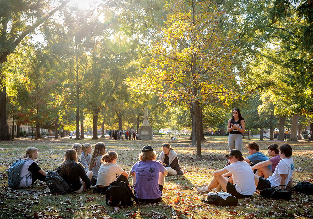 一个美丽的秋日，一群学生坐在“历史马蹄铁”上上课。