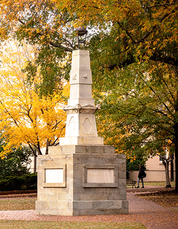 马克西纪念碑在一个美丽的秋日，背景是泛黄的树木。