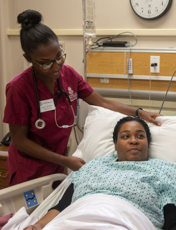 一名实习护士在医院为病人调整枕头