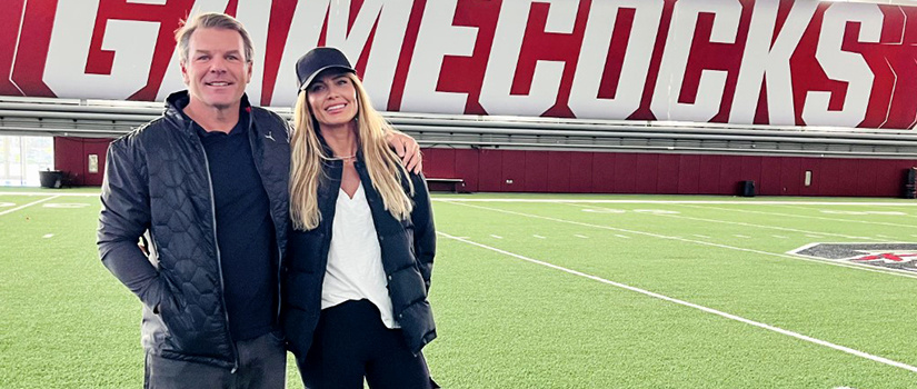 贾斯汀是和他的妻子站在一个足球场背后有拼写错误。