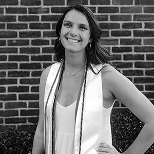 黑白图像凯莉赫斯特在白色毕业礼服和绳索。