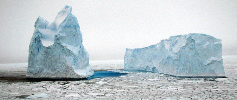 冬季浮冰群中的小冰山