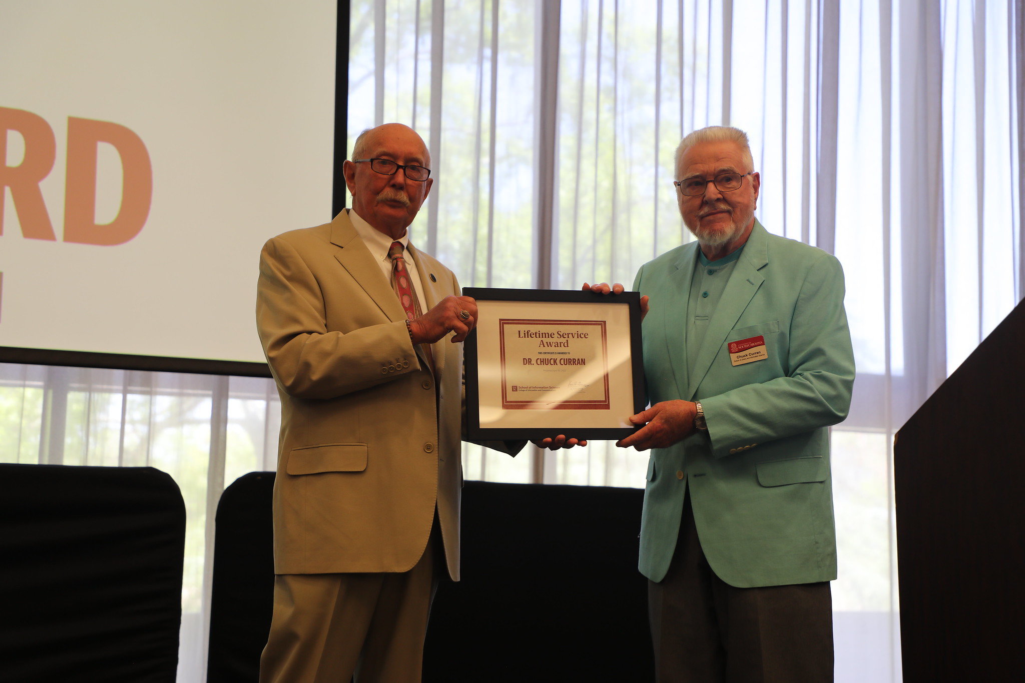 丹·巴伦博士授予查尔斯·柯伦博士终身服务奖。