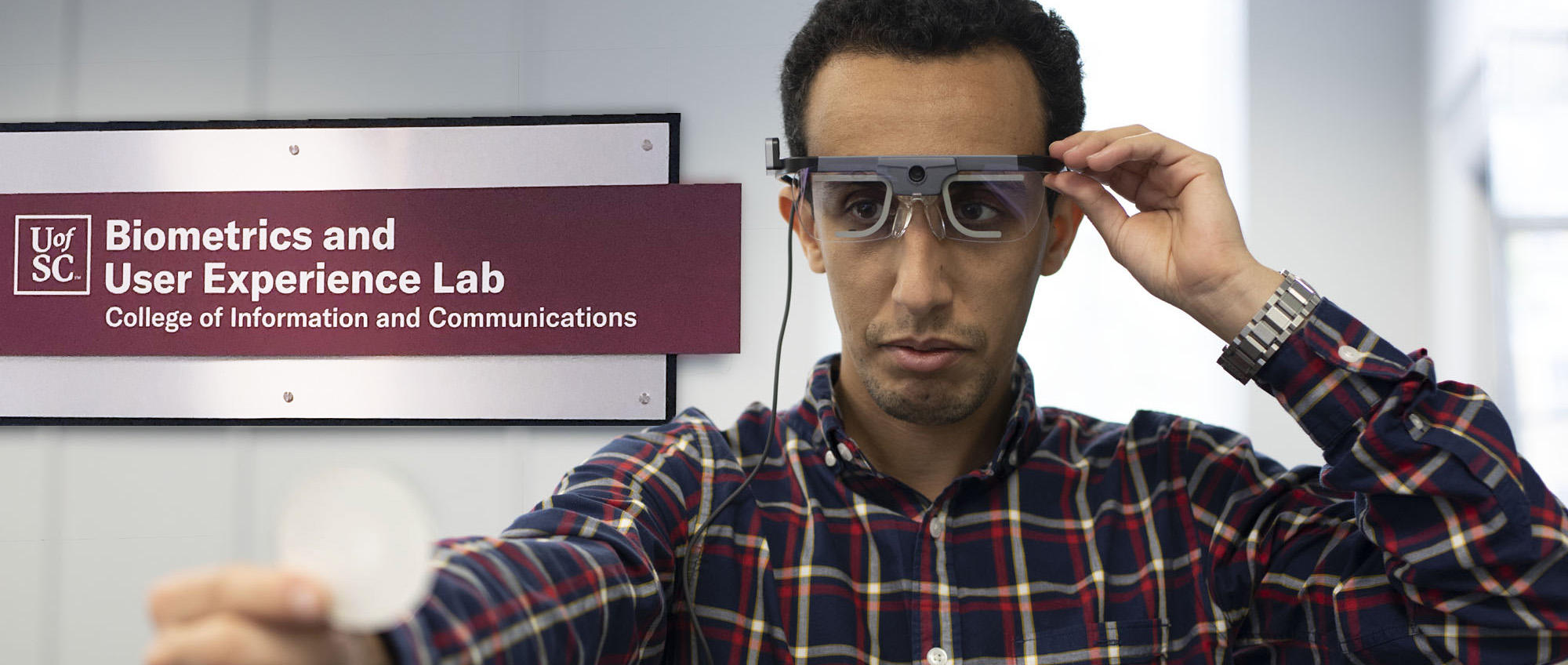 鲍克斯实验室里的一名男学生戴着眼球追踪软件。