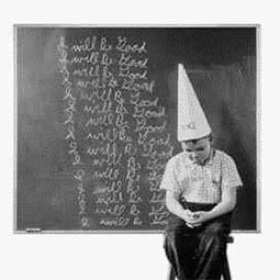 一张黑白照片，一个孩子戴着一顶锥形的傻瓜帽，站在黑板前。“我会乖的”用草书写在黑板上。