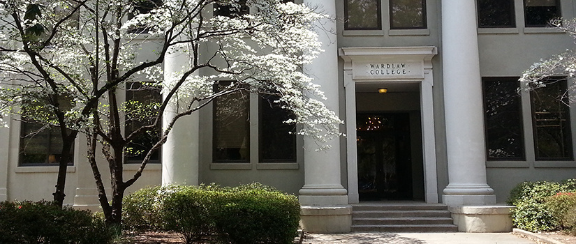 沃德洛学院正门。左边是一棵开花的树。