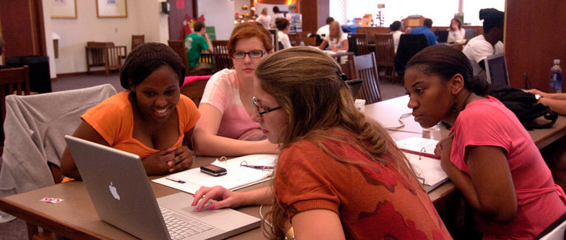 几个女学生在看笔记本电脑