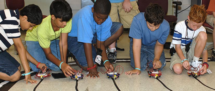 学生参加机器人赛车比赛