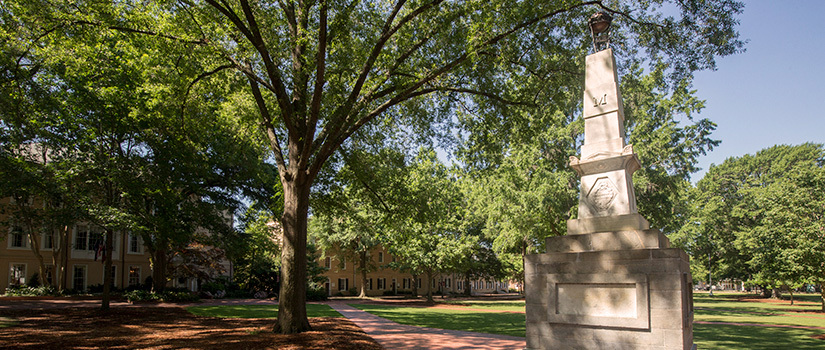 马克斯西纪念碑位于校园历史悠久的马蹄形区域，阳光透过旁边的树洒下点点。
