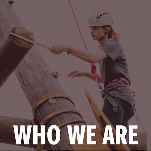女优等生戴着攀爬装备和头盔测量中华大学校的攀爬塔