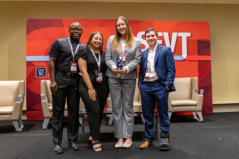 体育管理专业的Kemardo Tyrell、Rose Spagnuolo、Madelin McLean和Max Orsini在2022年11月16日至18日在哥伦比亚大都会会议中心举行的体育娱乐和场馆明天会议上赢得了SEVT案例杯比赛的第一名。